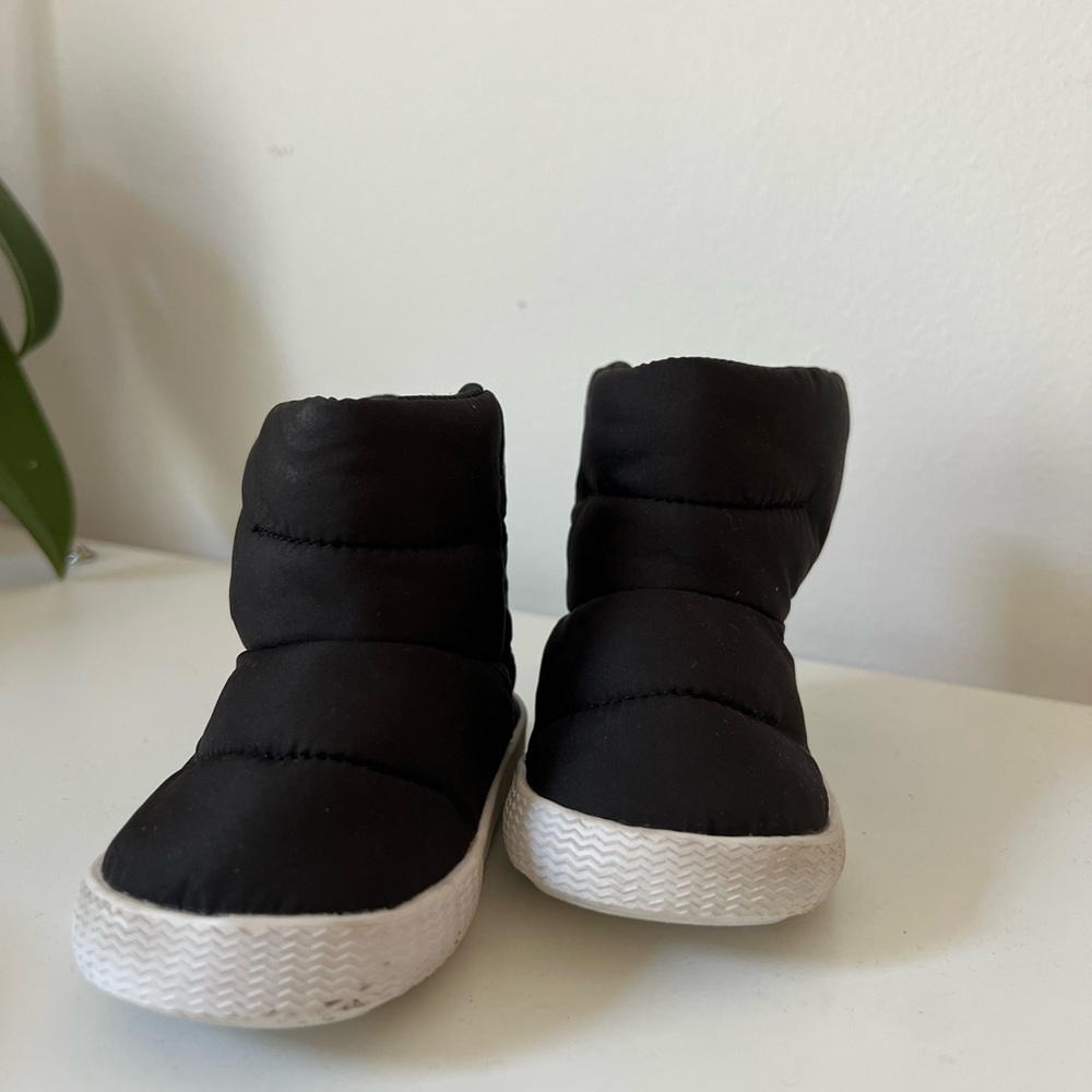 Cute baby booties to feed feet warm all winter